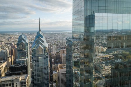 Téléchargez les photos : Philadelphia Skyline with Downtown Skyscrapers and Cityscape. Pennsylvania, USA. Reflection on Skyscrapers. Drone view of point. - en image libre de droit