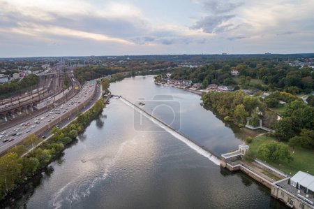 Téléchargez les photos : Schuylkill River à Philadelphie, Pennsylvanie. Autoroute en arrière-plan - en image libre de droit