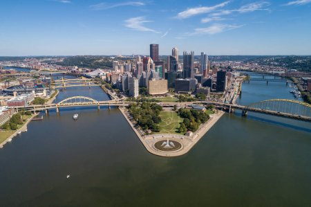 Foto de Cityscape of Pittsburgh. Point State Park Fountain in background. Clear Blue Sky. Pennsylvania - Imagen libre de derechos