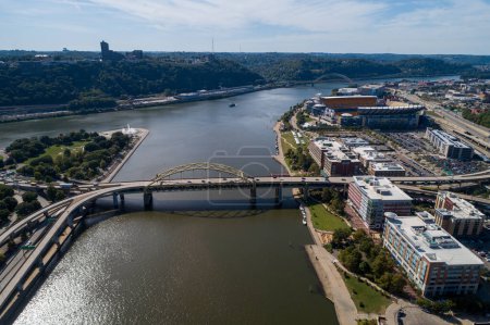 Foto de Fort Duquesne Bridge and Pittsburgh Cityscape in background - Imagen libre de derechos