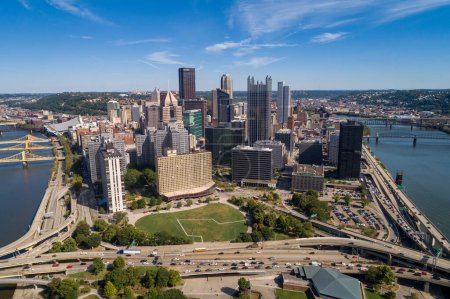 Foto de Pittsburgh Cityscape and Business District, Downtown in Background. Rivers in and Bridges in Background. Pennsylvania. - Imagen libre de derechos