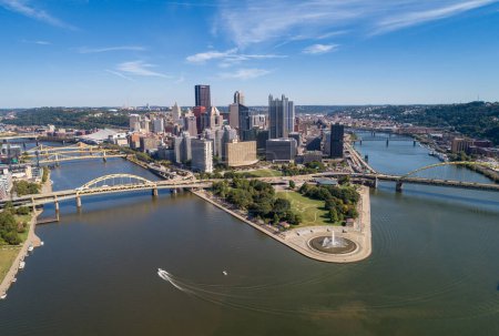 Foto de Pittsburgh Cityscape and Business District, Downtown Point State Park in Background. Rivers and Bridges in Background. Pennsylvania. - Imagen libre de derechos