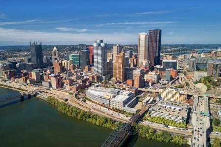Foto de Pittsburgh Skyline with Downtown and Business District. Clear blue sky in the background. - Imagen libre de derechos