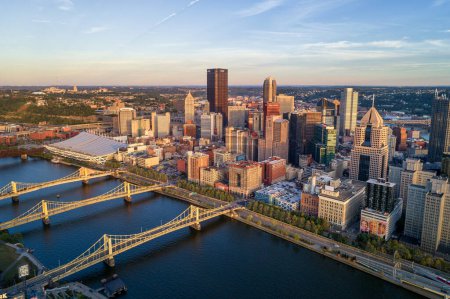 Téléchargez les photos : Aerial view of Pittsburgh, Pennsylvania. Business district and river in background. Three Bridges in Background - en image libre de droit