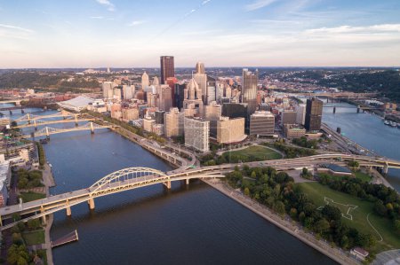 Téléchargez les photos : Vue aérienne de Pittsburgh, Pennsylvanie. Quartier des affaires et rivière en arrière-plan. Trois ponts en arrière-plan - en image libre de droit