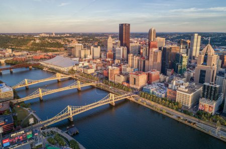 Foto de Vista aérea de Pittsburgh, Pensilvania. Distrito de negocios y río en el fondo. Tres puentes en segundo plano - Imagen libre de derechos