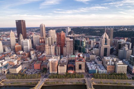 Foto de Aerial view of Pittsburgh, Pennsylvania. Business district and river in background. Beautiful Cityscape. Sunset - Imagen libre de derechos