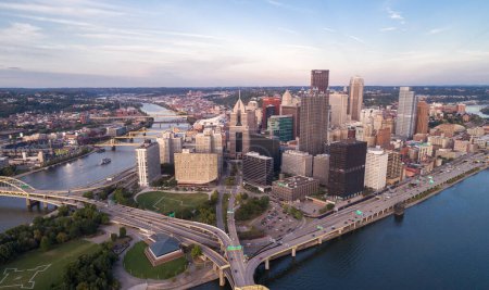 Foto de Aerial view of Pittsburgh, Pennsylvania. Business district and river in background. Beautiful Cityscape. - Imagen libre de derechos
