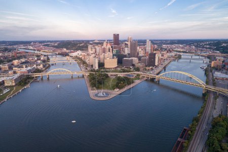 Foto de Aerial view of Pittsburgh, Pennsylvania. Business district Point State Park Allegheny Monongahela Ohio rivers in background. - Imagen libre de derechos