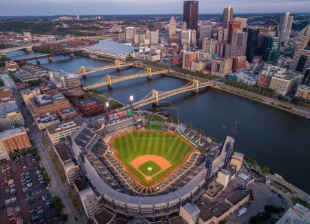 Foto de PNC Baseball Park en Pittsburgh, Pennsylvania. PNC Park ha sido el hogar de los Piratas de Pittsburgh desde 2001. Punto de vista del dron - Imagen libre de derechos