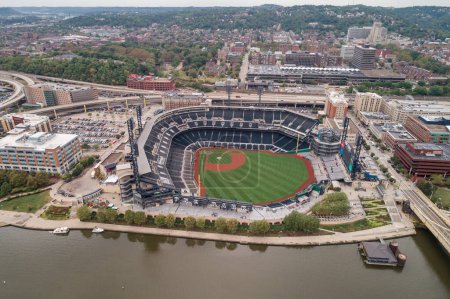 Foto de PNC Baseball Park in Pittsburgh, Pennsylvania. PNC Park has been home to the Pittsburgh Pirates since 2001. Drone Point of View - Imagen libre de derechos