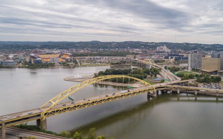 Foto de Puente Fort Pitt en Pittsburgh, Pennsylvania. Río Monongahela y paisaje urbano en segundo plano - Imagen libre de derechos