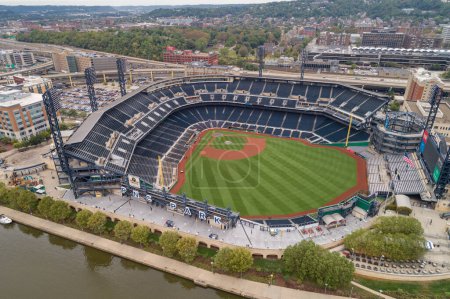 Foto de PNC Baseball Park en Pittsburgh, Pennsylvania. PNC Park ha sido el hogar de los Piratas de Pittsburgh desde 2001. Punto de vista del dron - Imagen libre de derechos