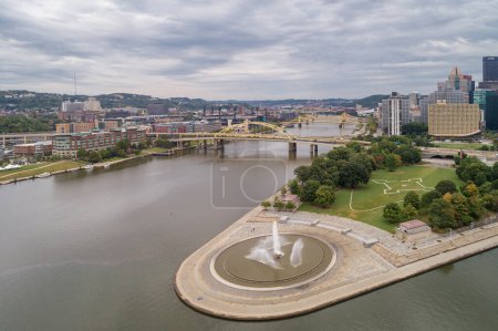 Foto de Point State Park and Fountain in Pittsburgh, Pennsylvania. Fort Pitt Bridge and Cityscape in Background - Imagen libre de derechos