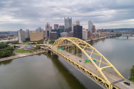 Foto de Fort Pitt Bridge in Pittsburgh, Pennsylvania. Monongahela river and Cityscape in Background - Imagen libre de derechos
