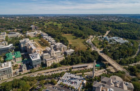 Téléchargez les photos : Pittsburgh Carnegie University and Schenley Park in Background. Pennsylvania. Skyline - en image libre de droit