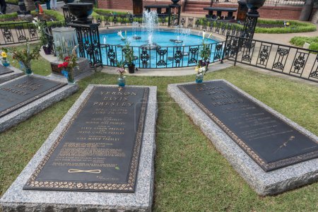 Téléchargez les photos : Elvis Presley Grave in Graceland. Vernon Elvis Presley. Memphis, Tennessee. USA - en image libre de droit