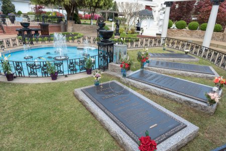 Téléchargez les photos : Elvis Presley Grave à Graceland. Minnie Mae Presley. Memphis, Tennessee. États-Unis - en image libre de droit