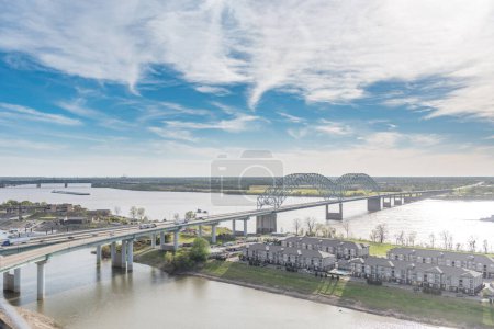 Téléchargez les photos : Cityscape of Memphis. Mississippi river and Hernando de Soto Bridge. Tennessee - en image libre de droit