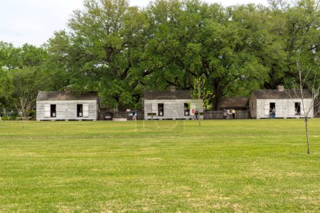 Foto de Oak Alley Plantation en Louisiana. Casa de esclavos en el fondo.. EE.UU. - Imagen libre de derechos