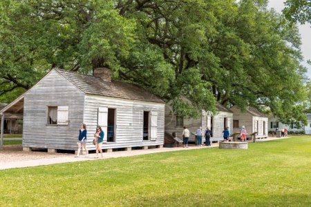 Foto de Oak Alley Plantation en Louisiana. Casa de esclavos en segundo plano. Estados Unidos - Imagen libre de derechos