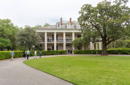 Foto de Oak Alley Plantation Mansion as Museum (en inglés). Louisiana, Estados Unidos - Imagen libre de derechos