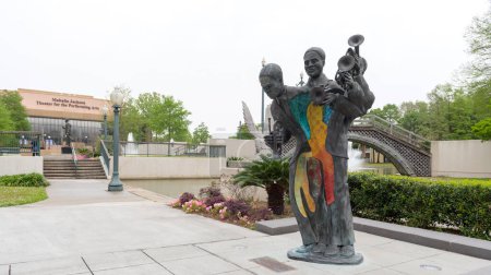Téléchargez les photos : Statue et pont du parc Louis Armstrong avec le théâtre Mahalia Jackson en arrière-plan - en image libre de droit