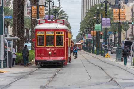 Foto de Paisaje urbano de Nueva Orleans con tranvía y gente. Vida en la calle. - Imagen libre de derechos