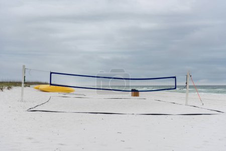 Téléchargez les photos : Empty Volleyball field in Pensacola Beach, Gulf of Mexico in background. Florida - en image libre de droit