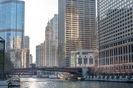 Foto de Chicago Cityscape con rascacielos y río Chicago. Illinois - Imagen libre de derechos
