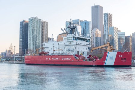 Foto de Chicago Cityscape with Skyscraper and U.S. Coast Guard Ship (en inglés). Illinois - Imagen libre de derechos