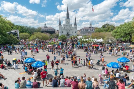 Foto de Jackson Square en Nueva Orleans y la Catedral con la Gente Durante el Festival del Barrio Francés, Louisiana, EE.UU. - Imagen libre de derechos