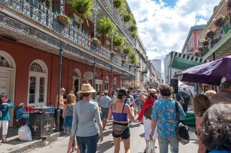 Foto de Bourbon Street en Nueva Orleans con la gente durante el Festival del Barrio Francés, Louisiana, EE.UU. - Imagen libre de derechos