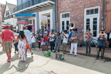 Téléchargez les photos : Bourbon Street à La Nouvelle-Orléans avec des gens pendant le Festival du quartier français, Louisiane, USA - en image libre de droit