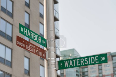 Téléchargez les photos : Chicago Road Sign N Harbor E Waterside. Illinois. - en image libre de droit