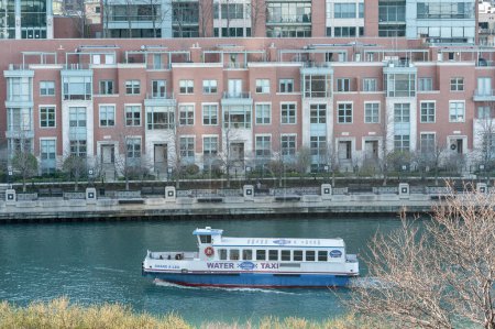 Téléchargez les photos : Chicago City Water Taxi Boat. Illinois. USA - en image libre de droit
