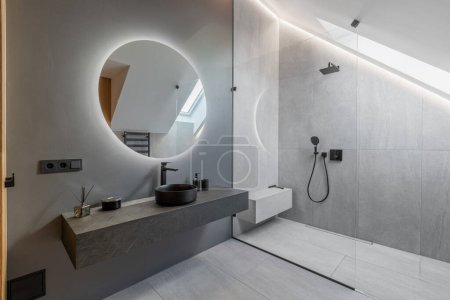 Téléchargez les photos : Belle élégante salle de bain moderne de luxe intérieur dans la maison de luxe et porte en verre douche, miroir et évier - en image libre de droit