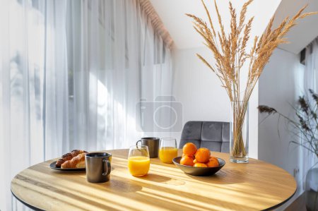 Foto de The Stylish Spacious Luxury Interior Design of Living Room with Coffee Table and Breakfast, Decoration in Modern Home Decor - Imagen libre de derechos