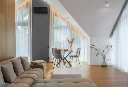 Foto de The Stylish Spacious Luxury Interior Design of Living Room with Design Gray Sofa, Coffee Table, Decoration, Pillows in Modern Home Decor. Modern Living Room - Imagen libre de derechos