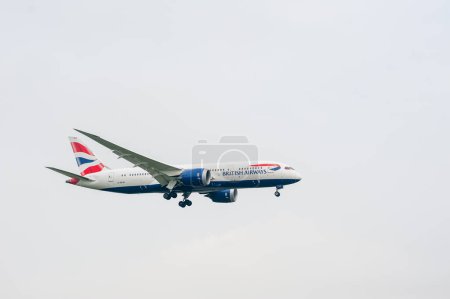 Foto de British Airways Boeing 787-8 Dreamliner G-ZBJH aterrizaje en Londres Aeropuerto Internacional de Heathrow. - Imagen libre de derechos