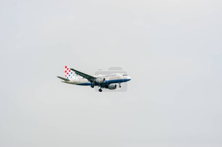 Téléchargez les photos : L'Airbus A319 9A-CTL de Croatia Airlines atterrit à l'aéroport international Heathrow de Londres. - en image libre de droit