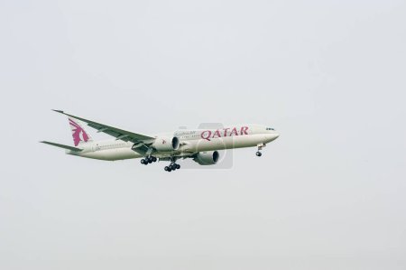 Foto de Qatar Airway Airlines Boeing 777 A7-BED landing in London Heathrow International Airport. - Imagen libre de derechos