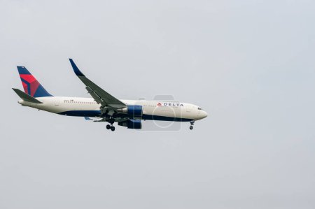 Téléchargez les photos : Delta Air Lines Airlines Boeing 767 N1605 atterrissant à l'aéroport international Heathrow de Londres. - en image libre de droit