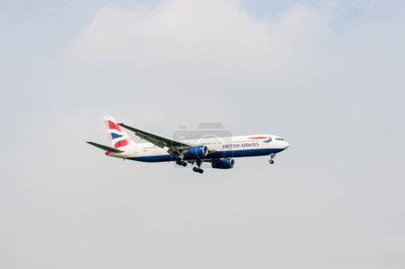 Foto de British Airways Airlines Boeing 767 G-BNWX landing in London Heathrow International Airport. - Imagen libre de derechos