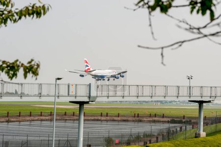 Téléchargez les photos : British Airways Airlines Boeing 747 G-CIVO atterrissage à l'aéroport international Heathrow de Londres. - en image libre de droit