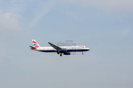 Téléchargez les photos : British Airways Airlines Airbus A321 G-MEDF atterrissage à l'aéroport international Heathrow de Londres. - en image libre de droit