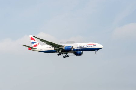 Foto de British Airways Airlines Boeing 777 G-YMMA landing in London Heathrow International Airport. - Imagen libre de derechos