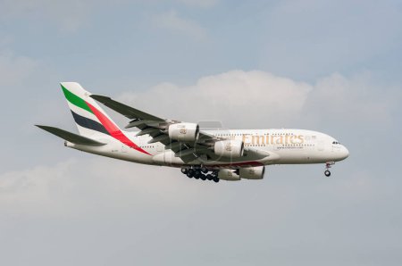 Téléchargez les photos : Atterrissage de l'Airbus A380 A6-EDU d'Emirates Airlines à l'aéroport international Heathrow de Londres. - en image libre de droit