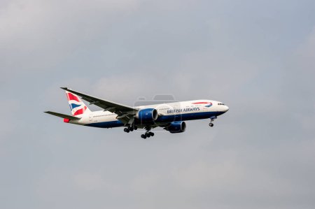 Foto de British Airways Airlines Boeing 777 G-VIIA aterriza en el Aeropuerto Internacional de Londres Heathrow. - Imagen libre de derechos