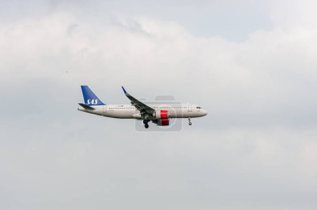 Téléchargez les photos : Atterrissage de l'Airbus A320 LN-RGL de SAS Airlines à l'aéroport international Heathrow de Londres. - en image libre de droit